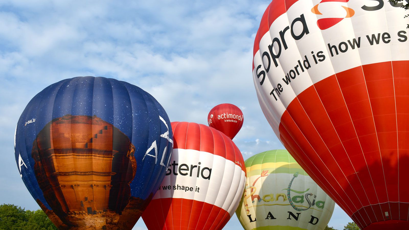 Heißluftballone sind startklar beim Ballonfestival Bonn