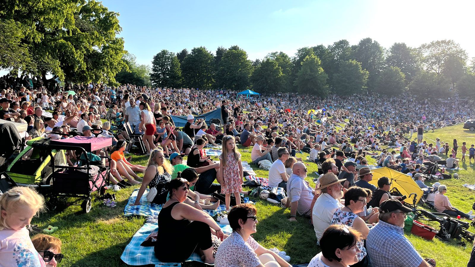 Zuschauer beim Start der Heißluftballone in der Bonner Rheinaue
