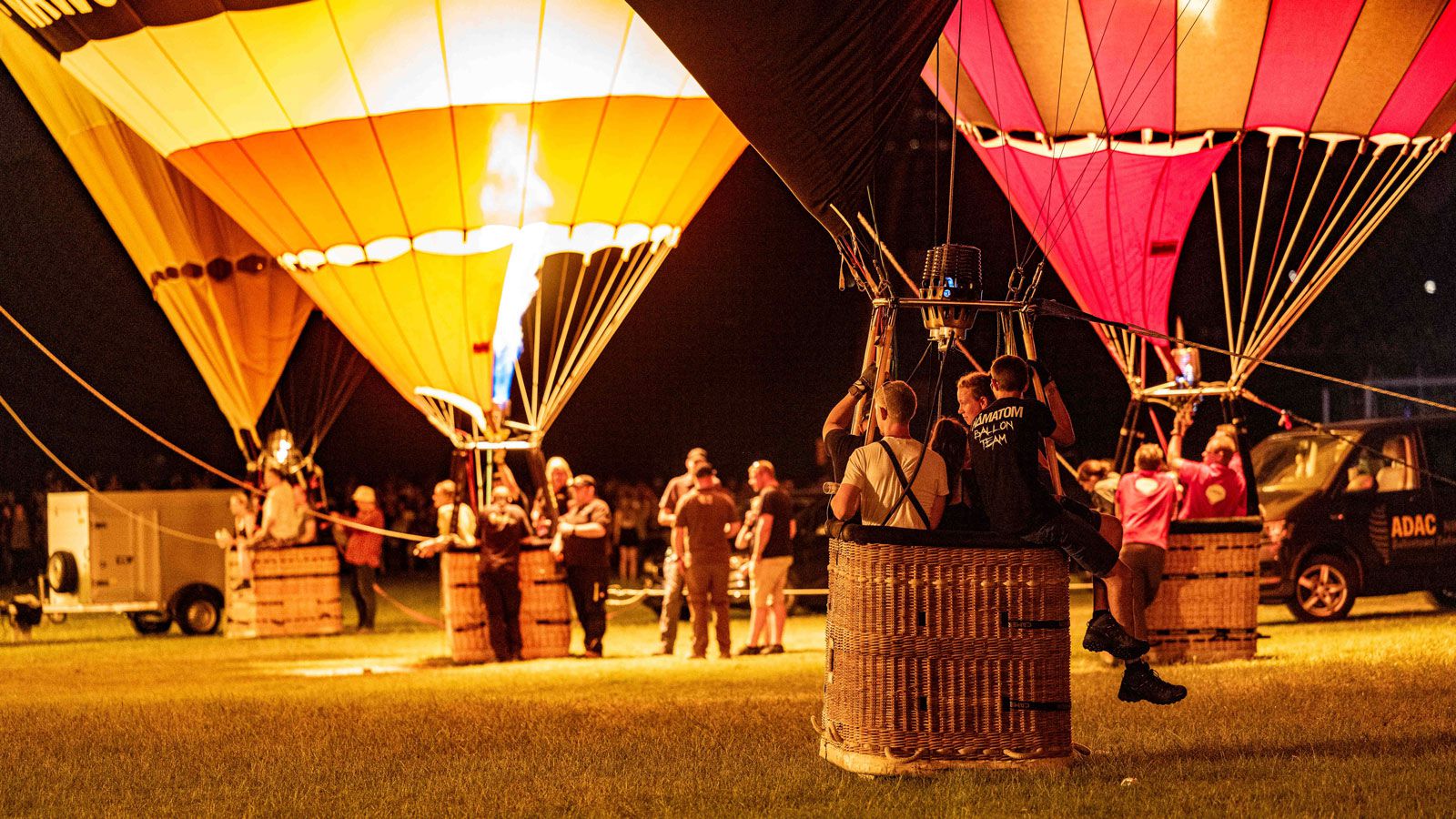 Heißluftballone beim NightGlow in der Bonner Rheinaue