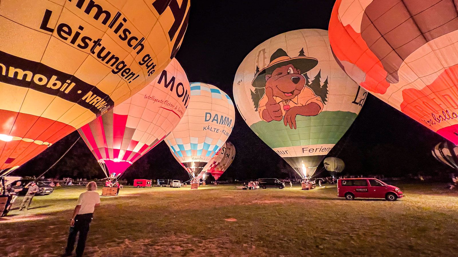 Ballonglühen in der Rheinaue beim Ballonfestival Bonn