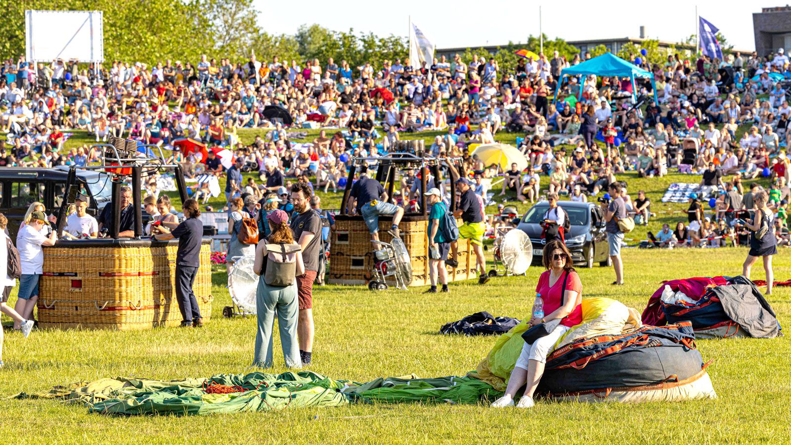 Startvorbereitungen beim Ballonfestival Bonn in der Rheinaue