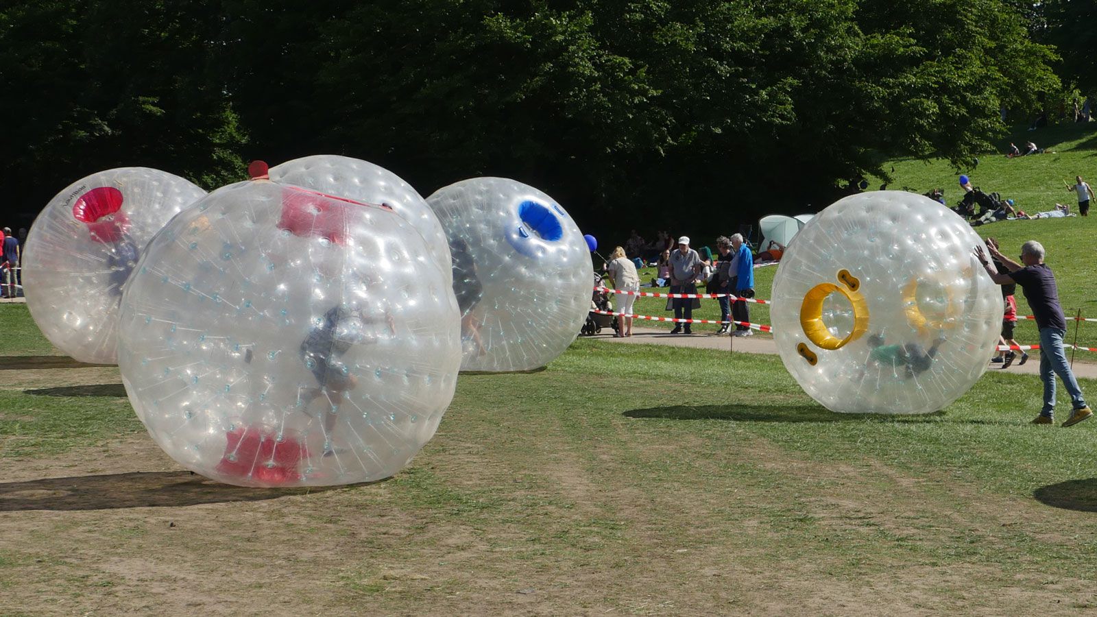 Zorbing beim Ballonfestival Bonn in der Rheinaue