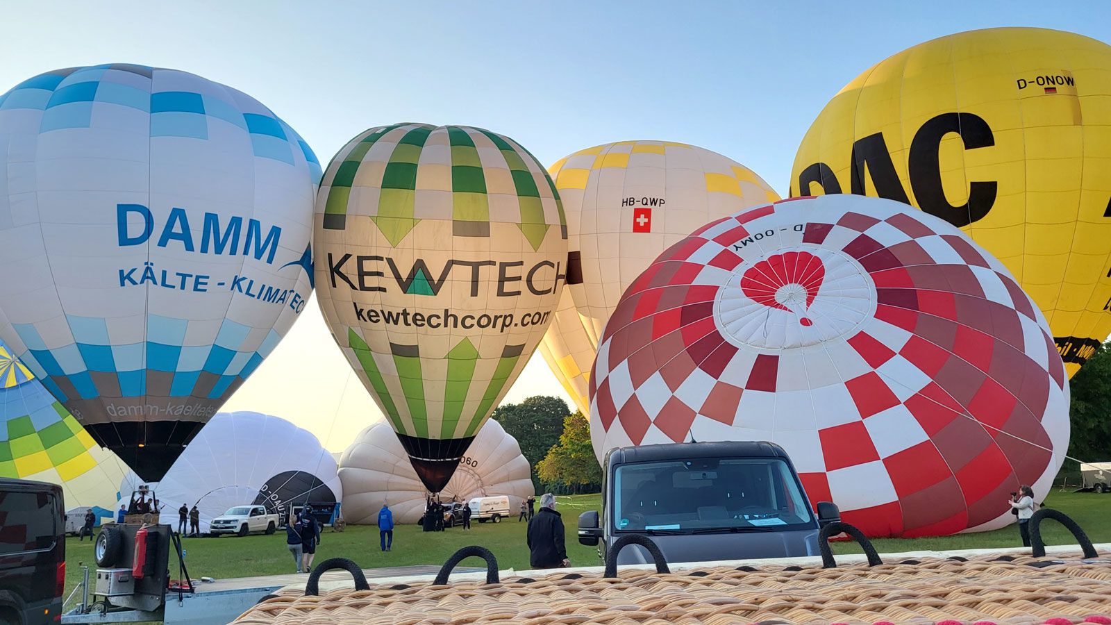 Heißluftballone beim Bonner Ballonfestival in der Rheinaue