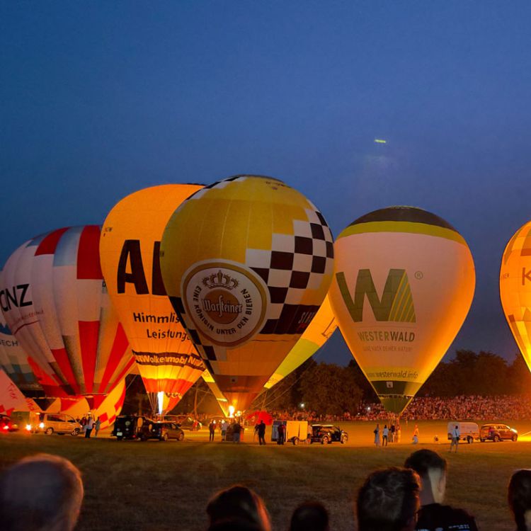 Glühen der Heißluftballone beim Ballonfestival