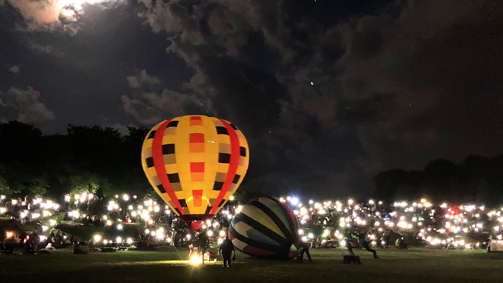 Glühen der Modellballone beim Ballonfestival Bonn