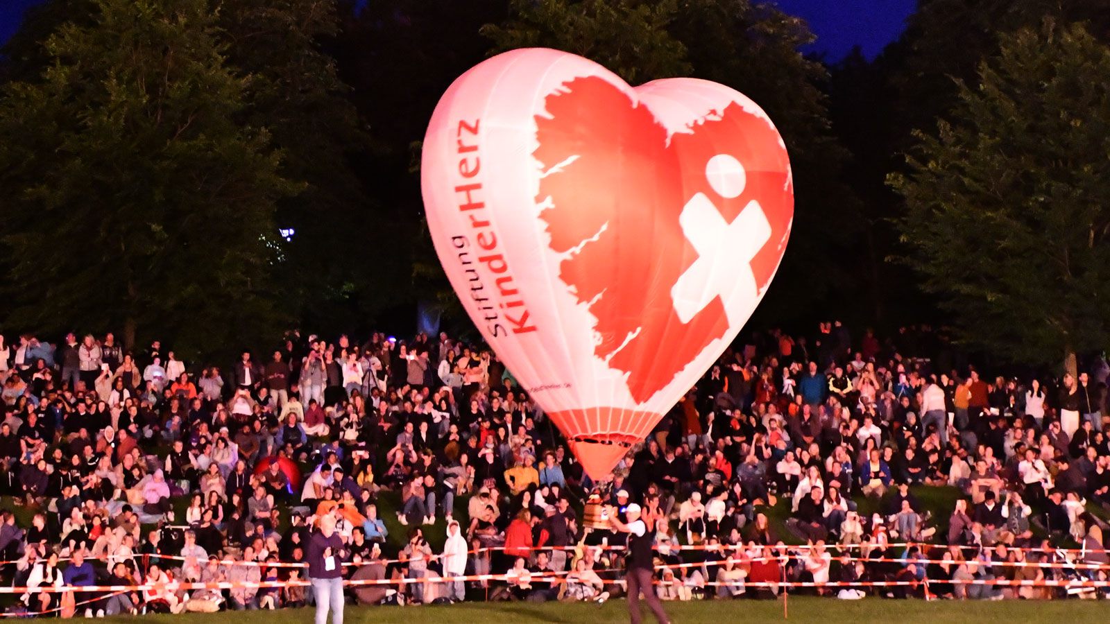 Kinderherz-Ballon beim NightGlow in der Rheinaue