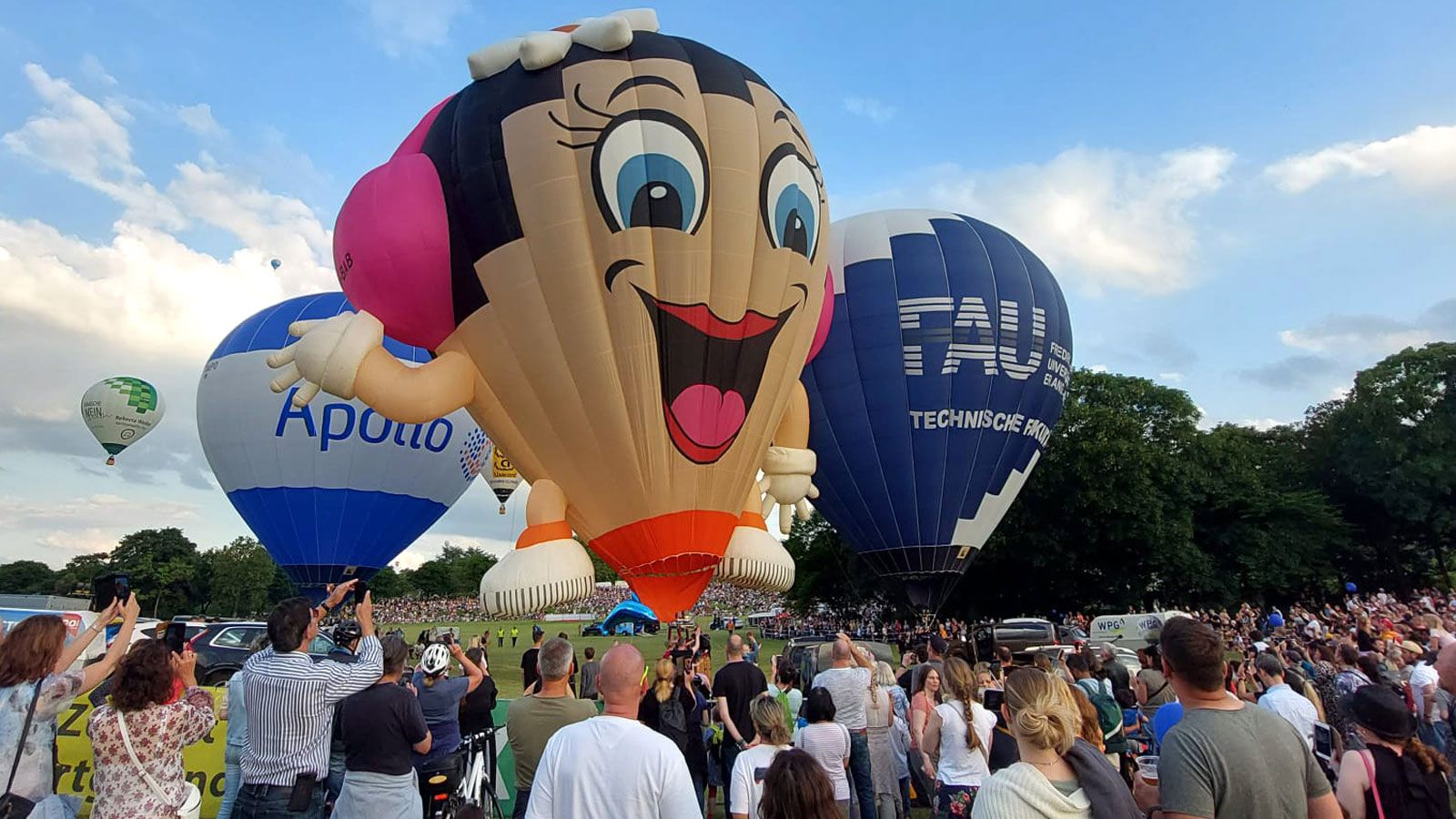 Heißluftballone beim Start in der Bonner Rheinaue