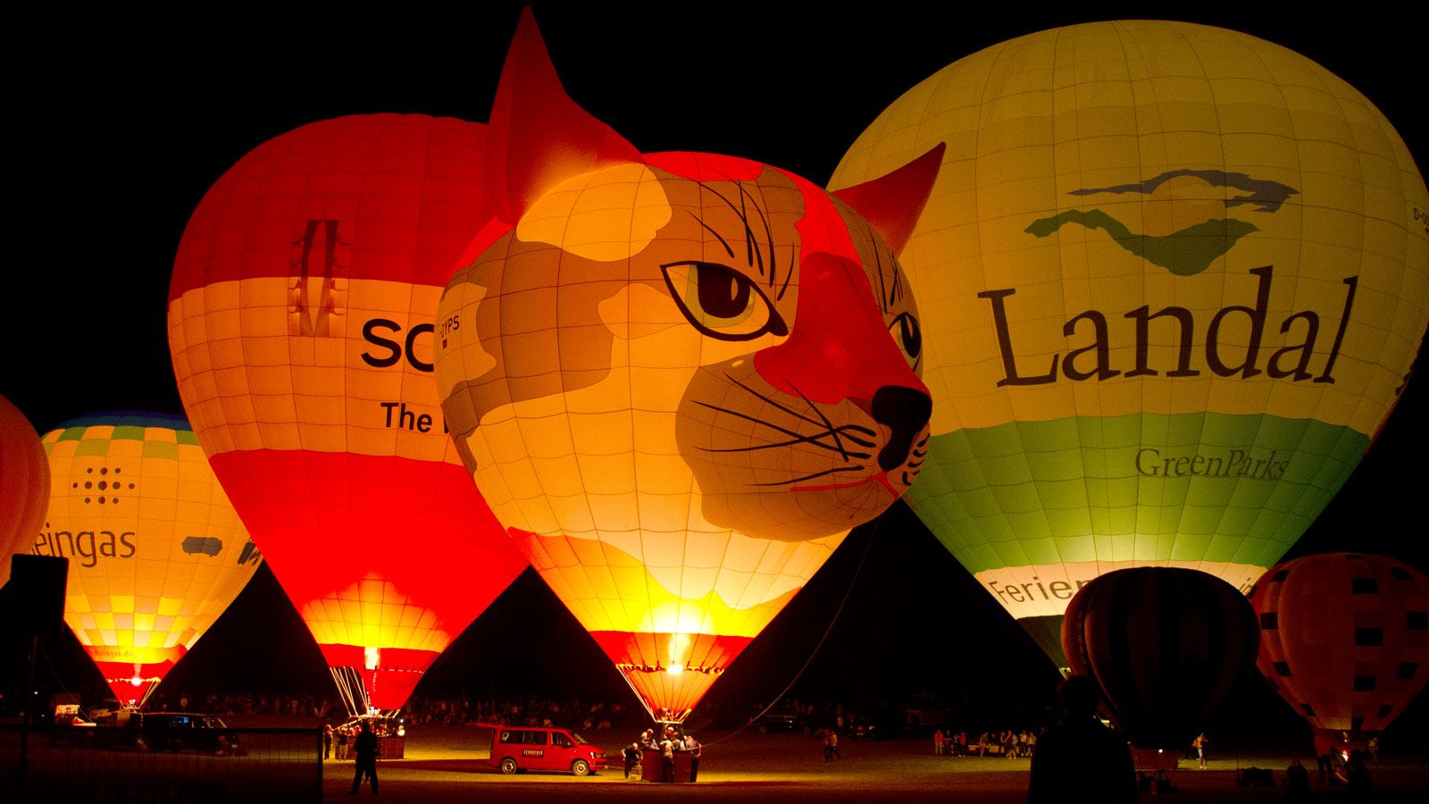 Ballonglühen in der Rheinaue beim Ballonfestival Bonn