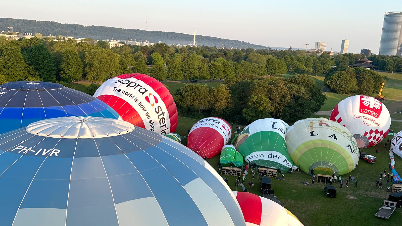 Start der Heißluftballone beim Ballonfestival Bonn